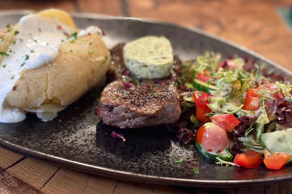 Schweinemedaillons mit Salat und Ofenkartoffel
